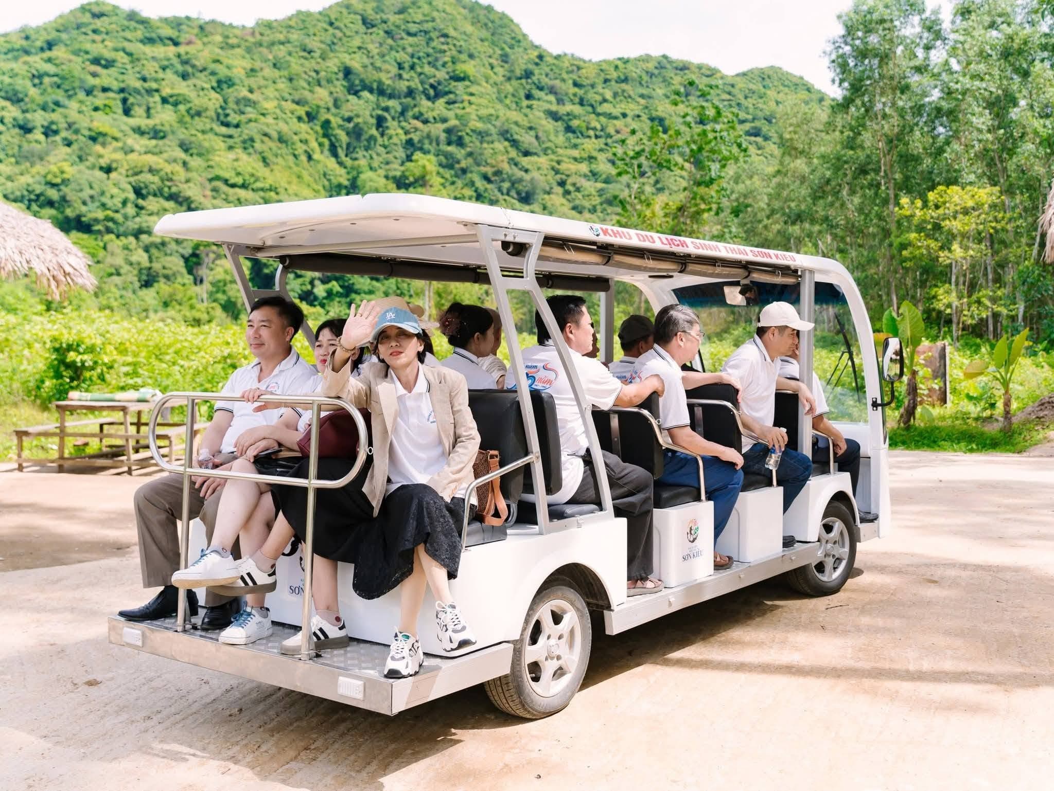 Xe điện tham quan Sơn Kiều: phù hợp với ai và nên dùng khi nào?